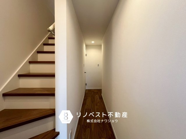 東大阪市今米1丁目の玄関|段差が低めな階段です。お子様も安心して上り降りできます♪