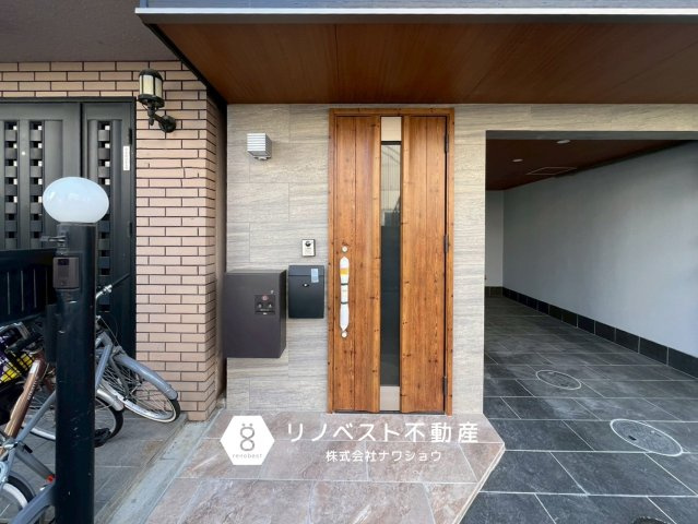 東大阪市今米1丁目の玄関|宅配ボックス付きで、郵便物が届くのを気にせず外出できるから便利です♪