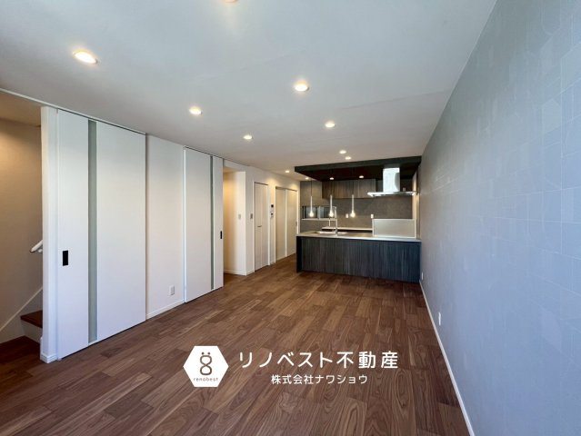 東大阪市今米1丁目の居間・リビング|約17.75帖のLDK。
ダウンライトを搭載しており、空間をより広く見せてくれます◎