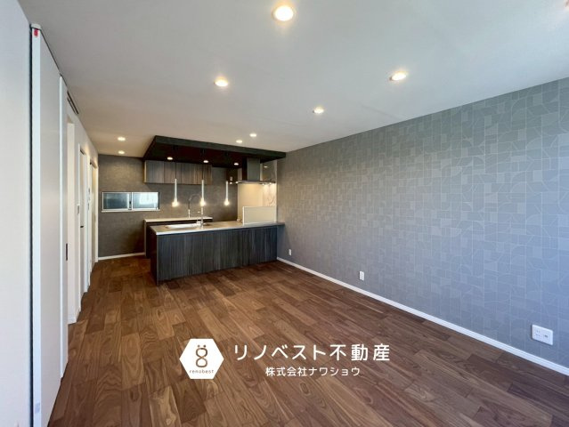 東大阪市今米1丁目の居間・リビング|天井に近い位置にカーテンレールを設置したり、背の高い観葉植物を置いたりして「垂直のライン」を強調すると、より天井が高く見える効果があります。