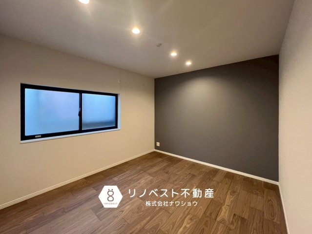 東大阪市今米1丁目の洋室|入り口から見て一番遠い場所に、背の低い家具を配置すると、視線が奥まで抜けて部屋が広く感じられます！意識してレイアウトしてみてください♪