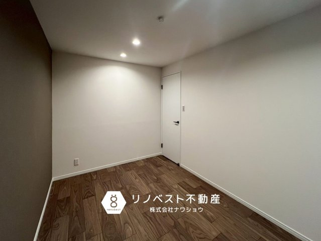 東大阪市今米1丁目の洋室|小さなラグを置くと、床が細切れに見えて部屋が狭く感じやすいです。家具（ソファやベッド）の前脚が乗るくらいの少し大きめのサイズを選ぶと、空間に繋がりが出てゆったりとした印象になります！