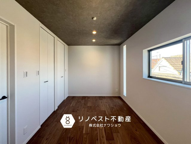 東大阪市今米1丁目の洋室|天井に暗い色のアクセントカラーをもってくることで視覚的にコントラストが生まれて、落ち着いた大人っぽい空間に仕上がっております！