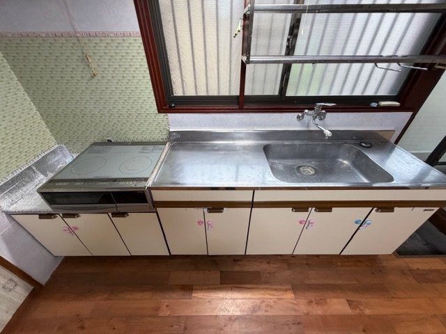 都城市都原町の中古一戸建のキッチン|玄関ホール