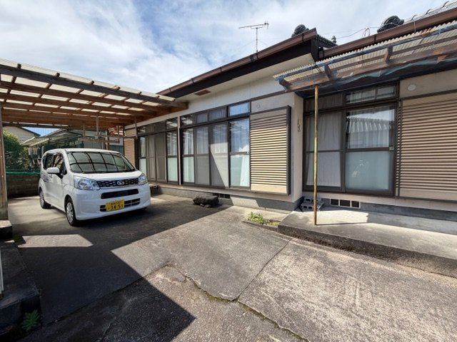 都城市都原町の中古一戸建の駐車場