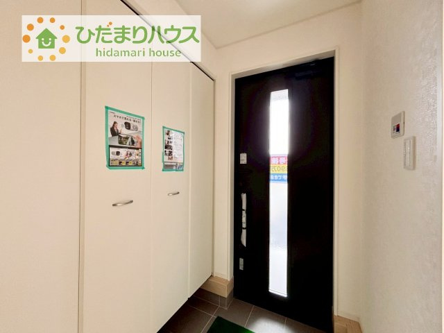 【玄関】 | かすみがうら市下稲吉第15　新築戸建　2号棟 | 毎日「行ってきます」「ただいま」をいう玄関は明るく光が差し込みます♪