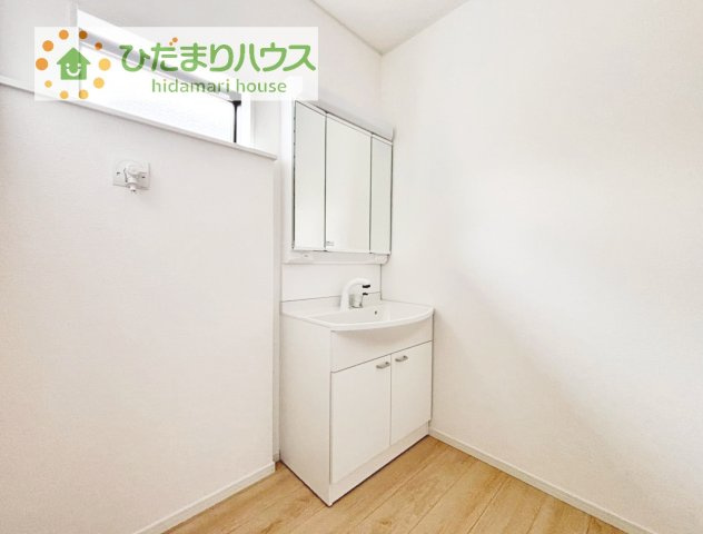 【独立洗面台】 | かすみがうら市下稲吉第15　新築戸建　2号棟 | 三面鏡の大きな鏡は憧れます(^^♪鏡の後ろは収納となっていて、細かいものでも収納できるのでスッキリと整理できます！