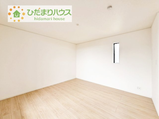 【寝室】 | かすみがうら市下稲吉第15　新築戸建　2号棟 | 広めの主寝室は、ベッドの他にもパソコンデスクやドレッサーなども置けちゃいます(*^-^*)