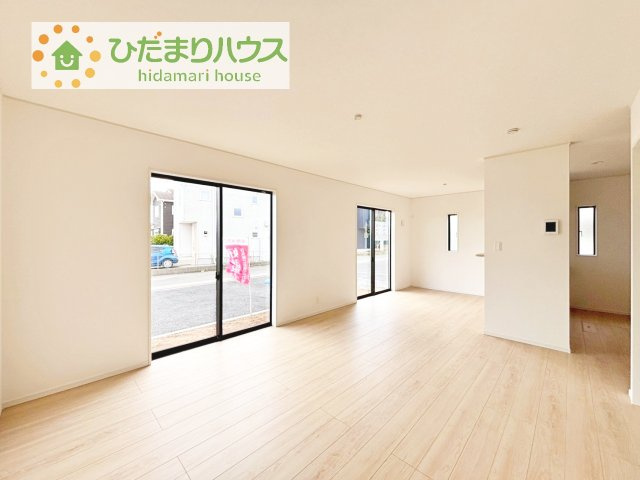 【居間・リビング】 | かすみがうら市下稲吉第15　新築戸建　2号棟 | リビングの大きな窓からは、暖かな日の光が降り注ぎます・・・