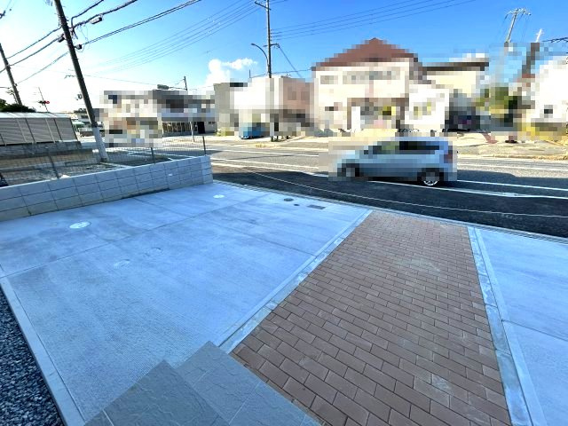 三木市緑が丘町中1丁目　B号棟の前面道路含む現地写真