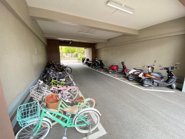 メガロコープ西宮Ⅱ１号棟の駐車場|バイク置場