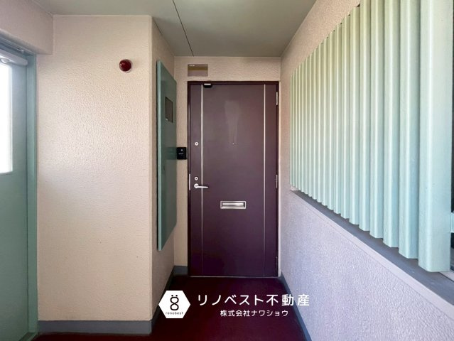 八戸ノ里ガーデンハイツの玄関|【リノベスト不動産】弊社は近鉄大阪線・奈良線『布施』駅から徒歩2分の場所にございます♪
