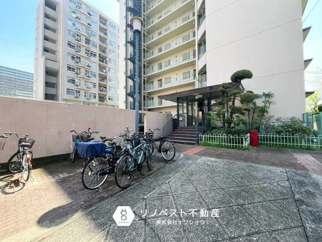 八戸ノ里ガーデンハイツの駐輪場|【リノベスト不動産】テナント（事業用）物件のご紹介も可能です。事務所移転・新規開業等お気軽にご相談ください♪