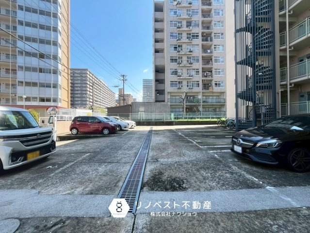 八戸ノ里ガーデンハイツの駐車場|【リノベスト不動産】女性スタッフ・男性スタッフ共に活躍中！