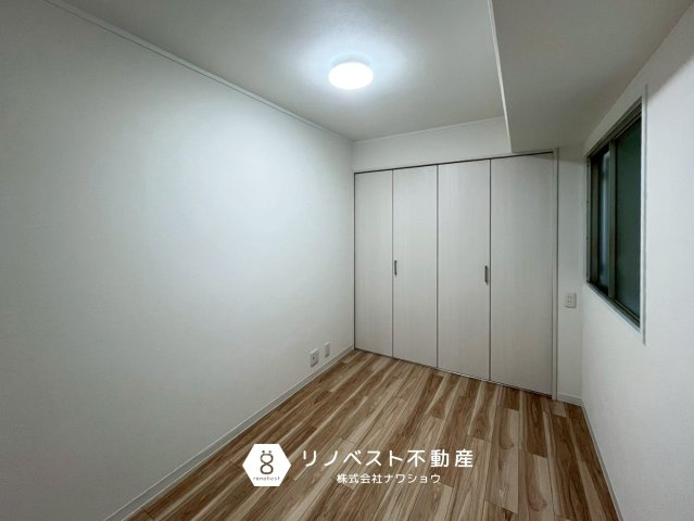 八戸ノ里ガーデンハイツの洋室|納戸やベッドルームとしてお使いいただけます◎
収納もあるので、リビングにあまり荷物を置きたくない方は、ここにまとめて収納可能です◎