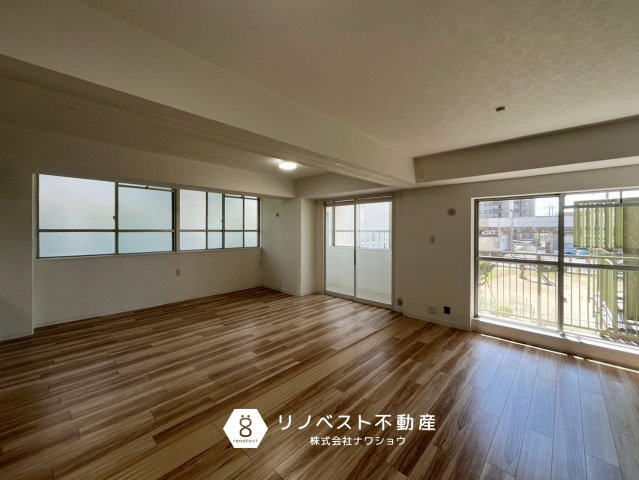 八戸ノ里ガーデンハイツの洋室|リビングに面した洋室。
用途にとって、仕切り戸を閉めて独立した居室としてもお使いいただけます◎