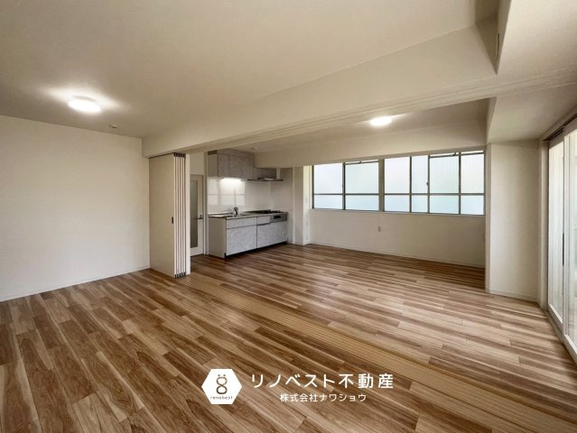 八戸ノ里ガーデンハイツの洋室|親戚や友人を呼んで食事も楽しめる広さです◎
陽当たりが良いのもポイントです♪