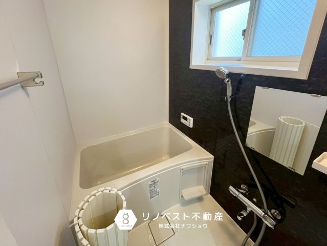 八戸ノ里ガーデンハイツの浴室|角部屋ならではの、小窓付き浴室。
追い焚き機能も完備されていて、いつでも温かいお風呂に入れます♪
