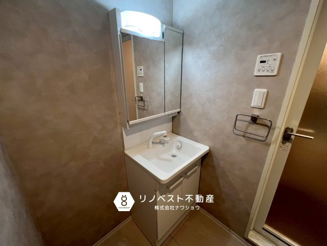 ライオンズマンション瓢箪山の独立洗面台|コンパクトな洗面台ですが、使い勝手が良いです♪