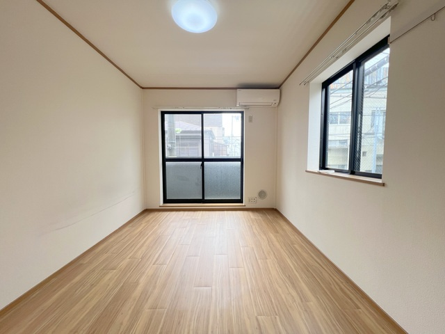 ハイメック上馬の居間・リビング|★明るいフローリングの角部屋です★