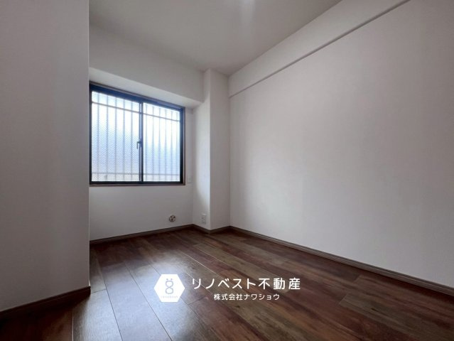 ディオフェルティ石切の洋室|書斎などにおススメな約4.5帖の洋室。
クローゼット付きため収納家具を減らせて、お部屋を広くお使いいただけます！