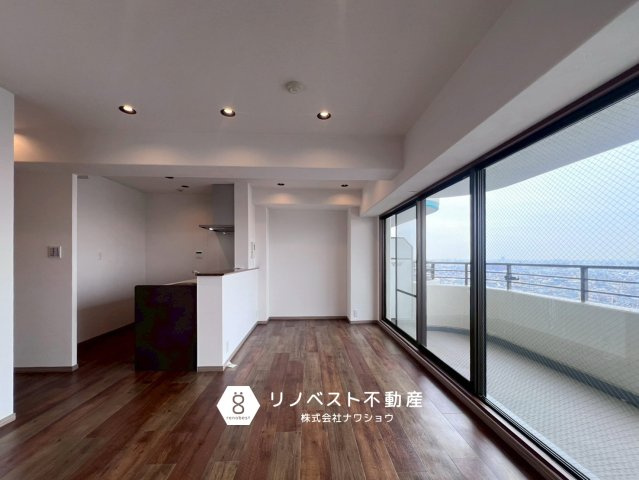 ディオフェルティ石切の居間・リビング|窓が大きく見晴らしの良い開放的なリビングです♪