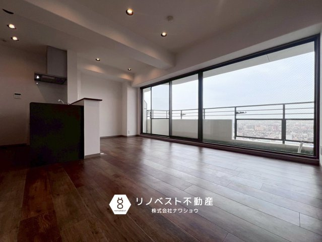 ディオフェルティ石切の居間・リビング|ダウンライトで天井高が高く見えます！キッチンからリビングダイニングが見渡せる間取りです♪