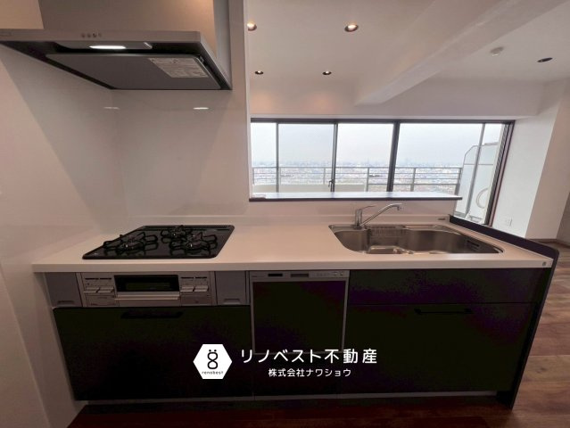 ディオフェルティ石切のキッチン|３口コンロに広いシンクで使い勝手の良いシステムキッチンです◎