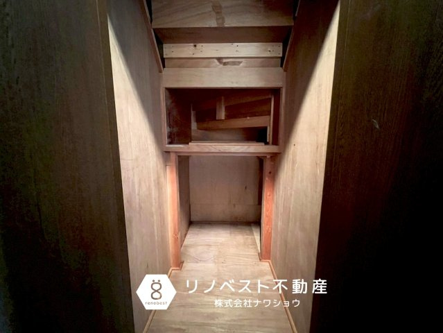 東大阪市西石切町１丁目の収納|奥行きのある階段下収納。
日用品や季節物家電の収納などに便利。