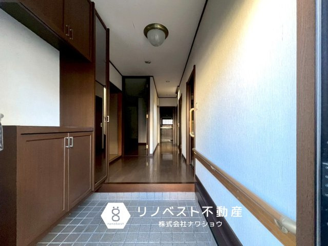 東大阪市西石切町１丁目の玄関|大容量シューズボックス付き。
ミラー付きなのでお出掛け前の身だしなみチェックもバッチリ◎