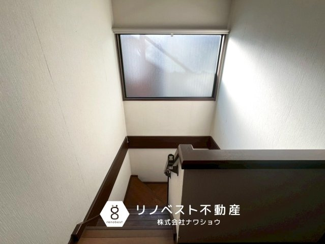 東大阪市西石切町１丁目の内装|大きな窓のある室内階段です。
