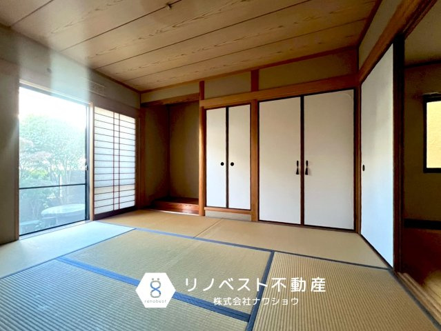 東大阪市西石切町１丁目の和室|1階の和室。押入れ・仏間付き。
大きな掃き出し窓からは柔らかな日差しが差し込みます◎
