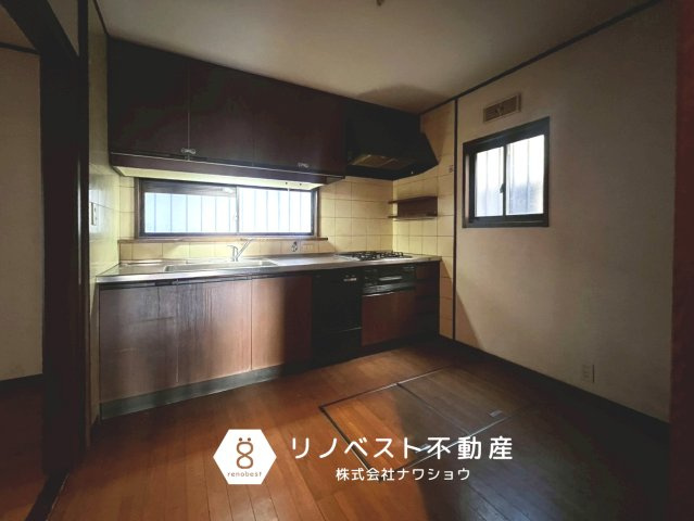 東大阪市西石切町１丁目のキッチン|システムキッチン完備。
3口コンログリル付きです◎