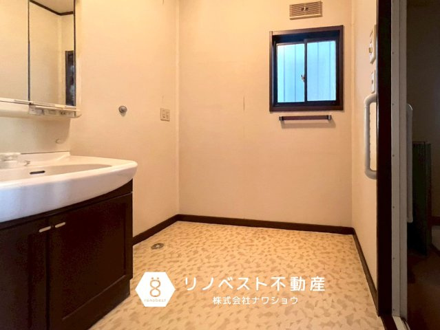 東大阪市西石切町１丁目の洗面所|独立洗面台付き脱衣所。
小窓付きで換気もバッチリできます◎