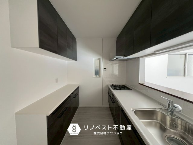 東大阪市南上小阪B号地のキッチン|カウンターキッチンなのでリビングをしっかり見渡せます。
カップボードがあるのも嬉しいですね♪