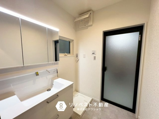 東大阪市南上小阪B号地の独立洗面台|三面鏡付き独立洗面台完備◎
換気窓もあり湿気がこもりにくいです。