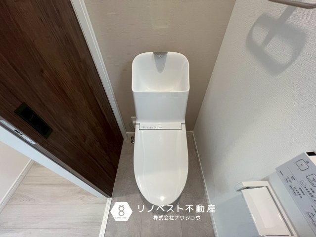 東大阪市南上小阪B号地のトイレ|温水洗浄機能付きトイレ。
1.2階にあるので、朝の時間もトイレ待ちの時間がなくストレスフリー◎