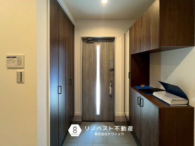 東大阪市南上小阪B号地の玄関|大容量のシューズボックス・クローゼット完備◎
靴はもちろんアウターの収納ができるのも嬉しポイントです♪
