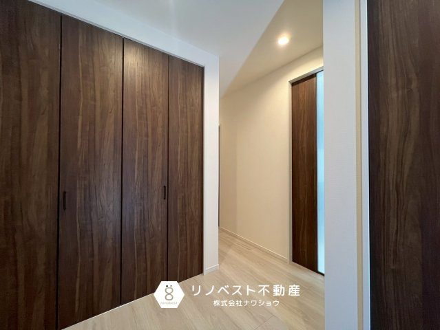 東大阪市南上小阪B号地の収納|玄関ホールにも収納がございます。
散らかりがちな玄関がスッキリ片付きますね♪