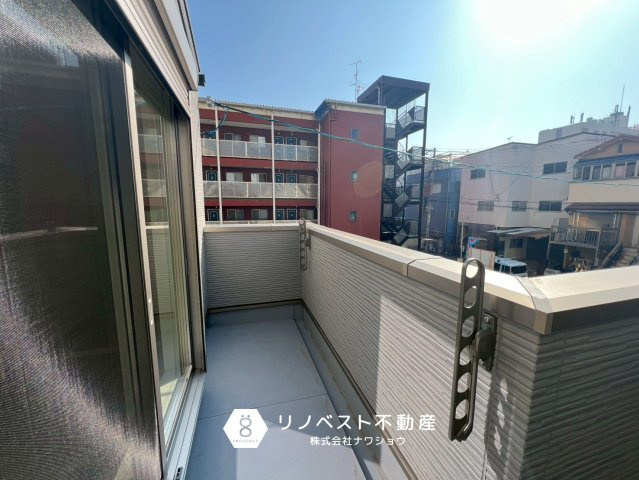 東大阪市南上小阪B号地のバルコニー|南東向きのL字バルコニー♪
2部屋からの出入りが可能です◎物干しスペースに便利。