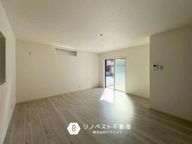 東大阪市南上小阪B号地の居間・リビング|約18帖の広いLDK。
駐車場まで直通なので、荷物の出し入れも楽々です♪