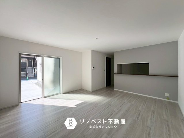 東大阪市南上小阪B号地の居間・リビング|清潔感のある白い内装◎開放感もございます♪