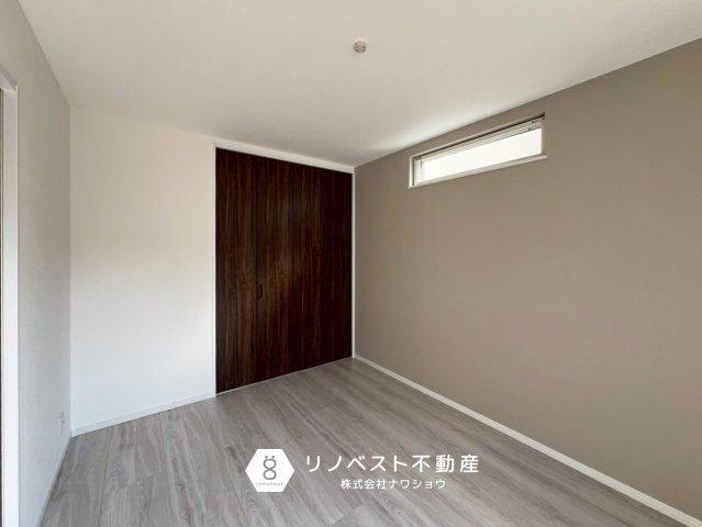東大阪市南上小阪B号地の洋室|約6帖の洋室。
2面採光で明るく、クローゼットも完備です◎