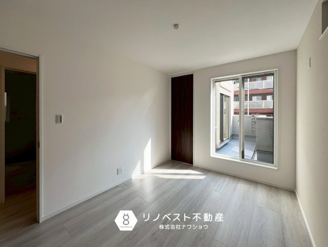 東大阪市南上小阪B号地の洋室|約6帖の洋室。
バルコニーに面しており、陽当たり・通風良好です♪