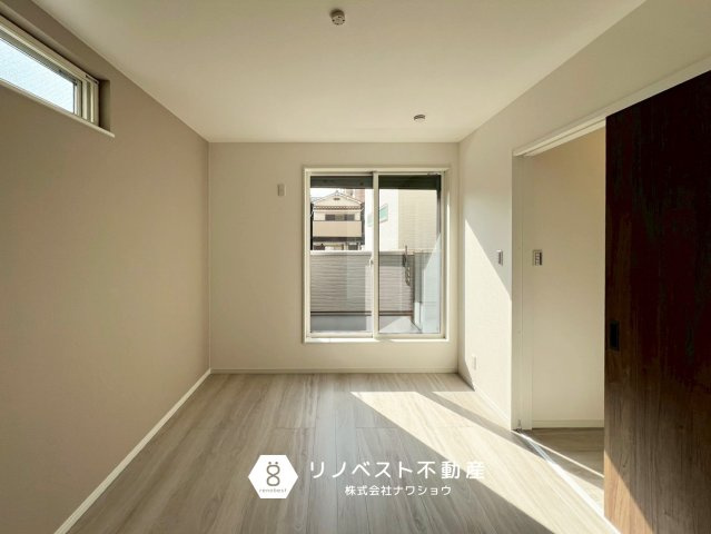 東大阪市南上小阪B号地の洋室|横スリット窓がスタイリッシュでおしゃれですね♪
