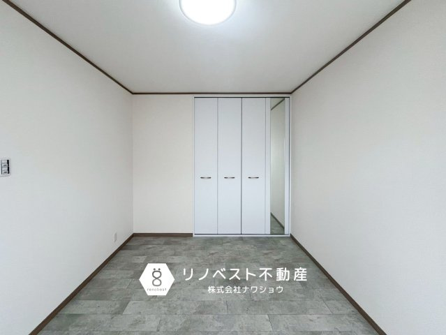 東大阪市源氏ケ丘の洋室|全居室収納付きです◎
バルコニーに面しており明るい室内♪