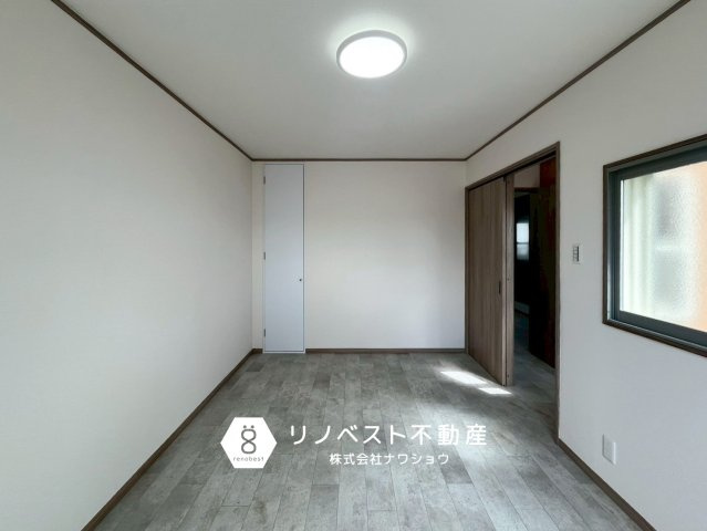 東大阪市源氏ケ丘の洋室|白とグレーを基調としており、お部屋が広く見えます◎