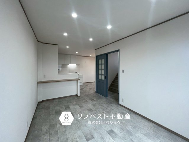 東大阪市源氏ケ丘の居間・リビング|ダウンライトのため、天井が高く見えます♪