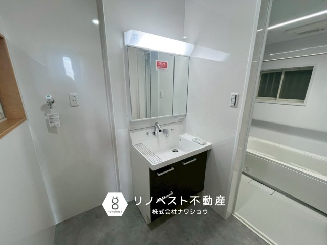 東大阪市源氏ケ丘の洗面所|お掃除がしやすいクロスの洗面室◎カビ対策にもなり綺麗を保てそうですね♪