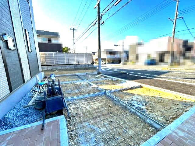 三木市緑が丘町中1丁目　A号棟の前面道路含む現地写真